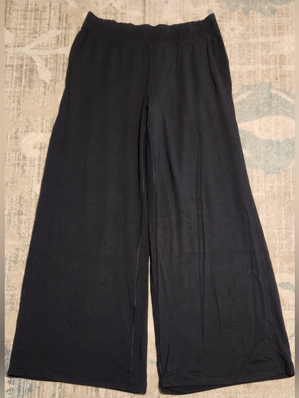 Lululemon BeCalm Mid-Rise Wide Leg Pant. Size L. Black. EUC